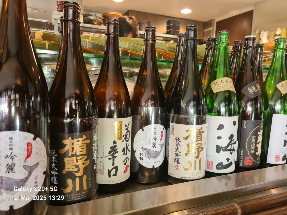 Eine Reihe großer Weinflaschen für Sake.