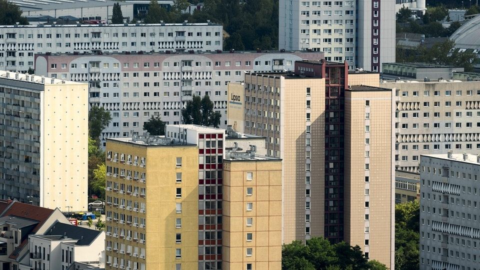 Bundeskanzler Merz will die Wohnkostenübernahme für Bürgergeldempfänger begrenzen. Er sprach von 20 Euro/qm und 2.000 Euro Miete – angeblich vom Amt bezahlt. Ein Faktencheck zeigt: Solche Fälle sind e...