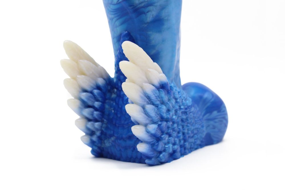 A close-up of the Fascinus's wings. Each feather is individually shaped.