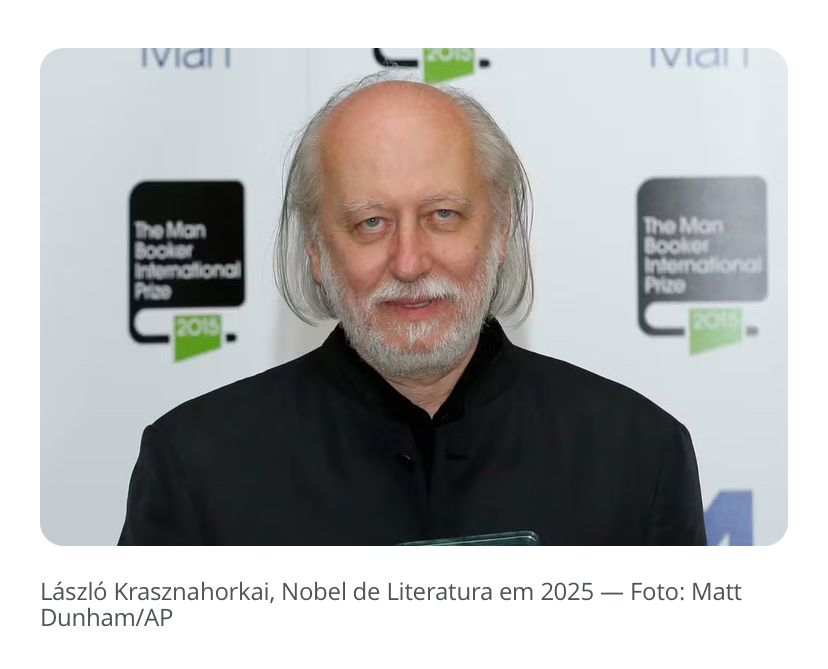 Foto do húngaro q ganhou o Nobel, um homem branco meio calvo de cabelos brancos, barba branca, parecendo um boneco de cera em exposição na perpetuity wing