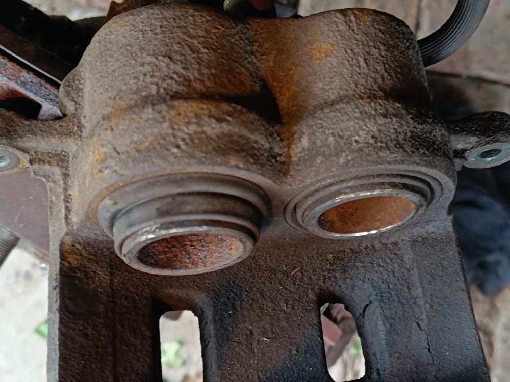 Subaru Outback bal első féknyereg egyik munkahengere szorul