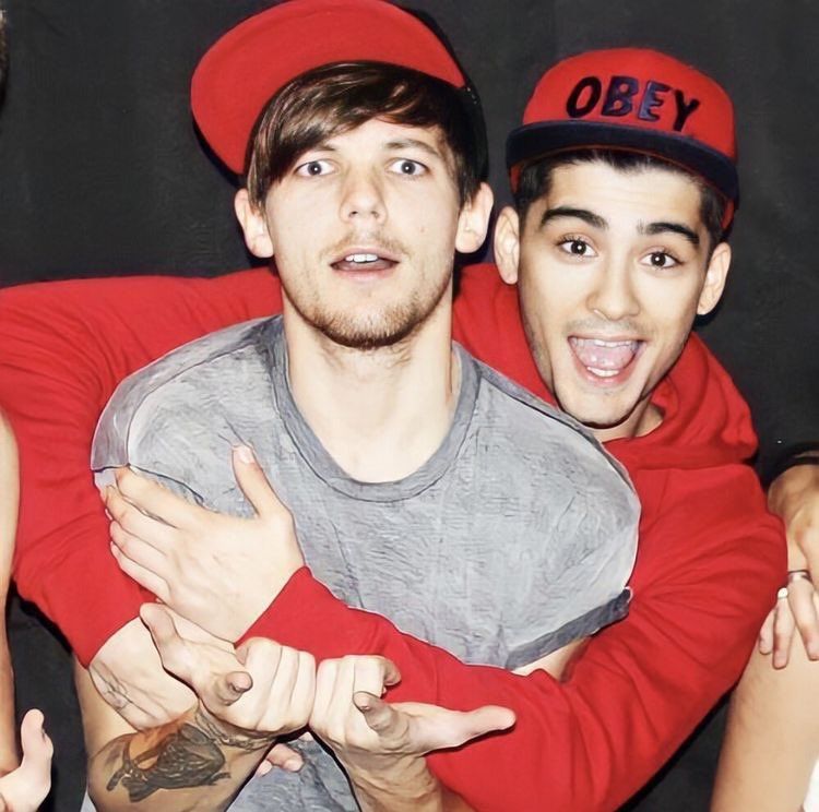 Louis Tomlinson and Zayn Malik looking like pookies and hugging during the one direction days💙💛