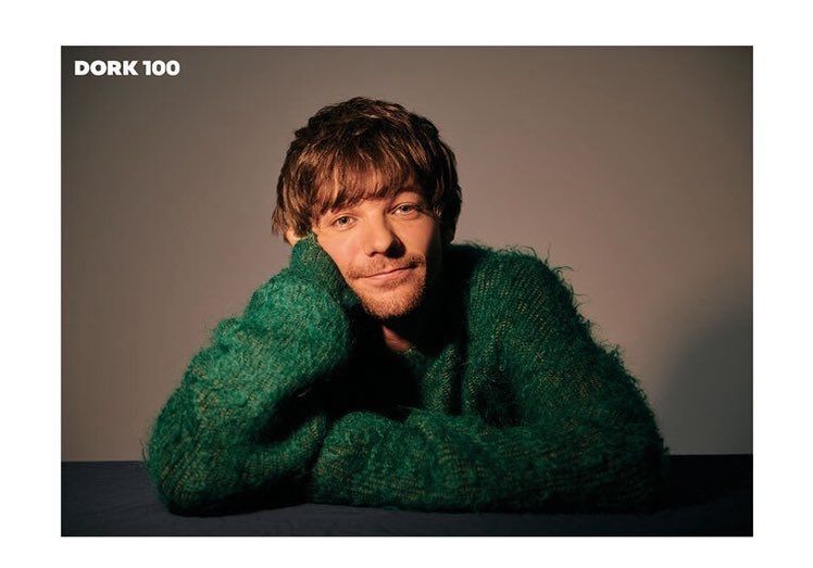 Louis Tomlinson for dork magazine in a green sweater and looking gorgeous 😍