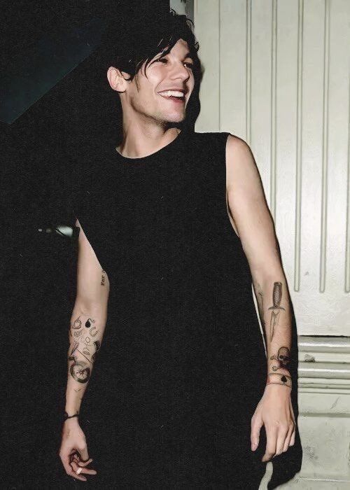 Louis Tomlinson looking pretty pretty 😍🫠🫠🫠🫠🫠🫠🫠🫠🫠