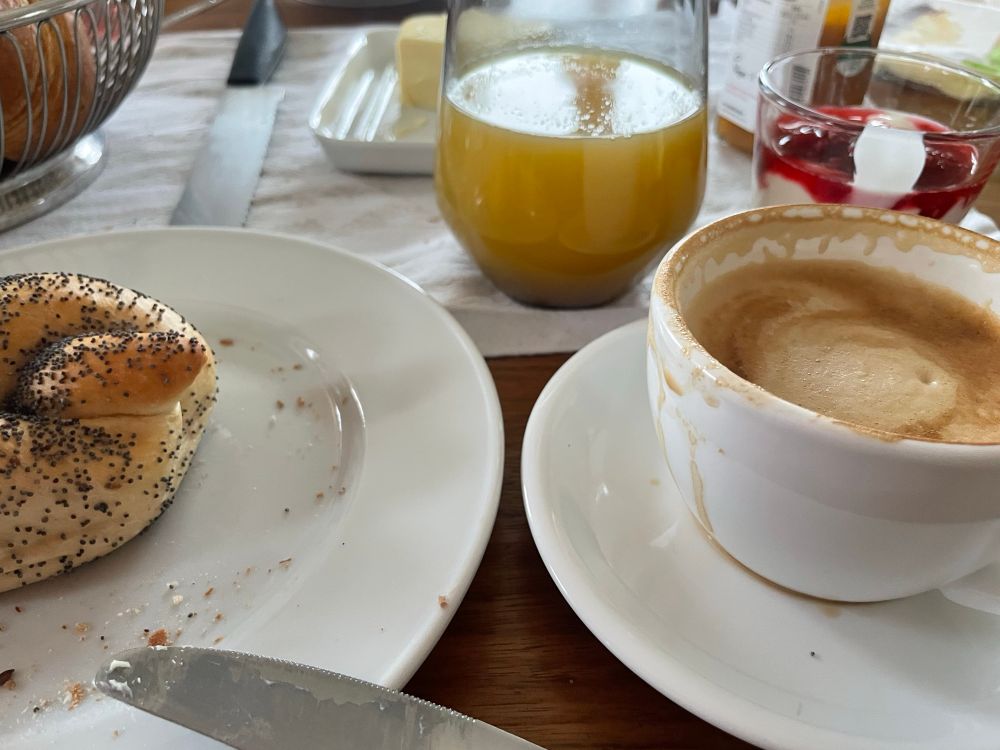 Mohnspitzel, O-Saft, Cappuccino, Joghurt mit Himbeeren. 
