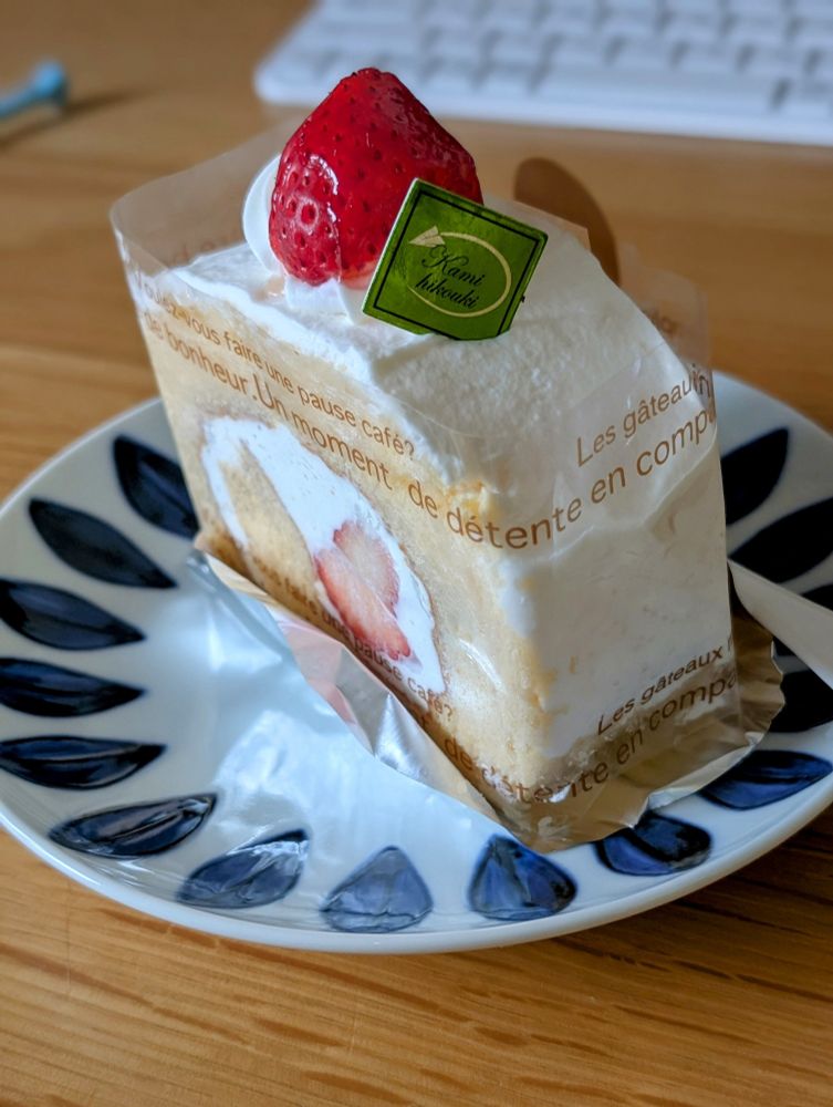 苺のロールケーキ