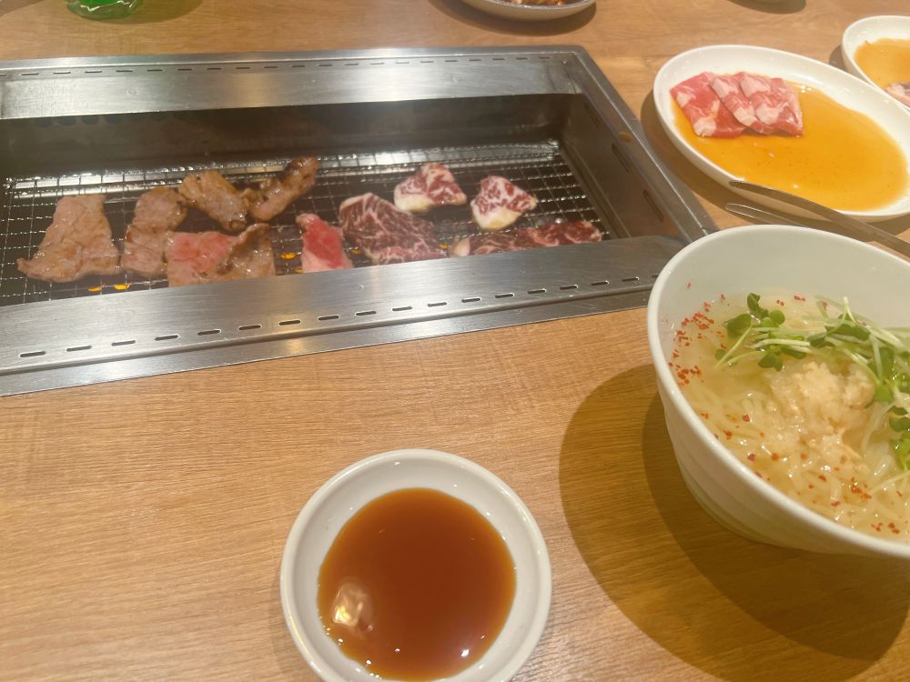 網で焼かれている牛肉
タレ
にんにく冷麺