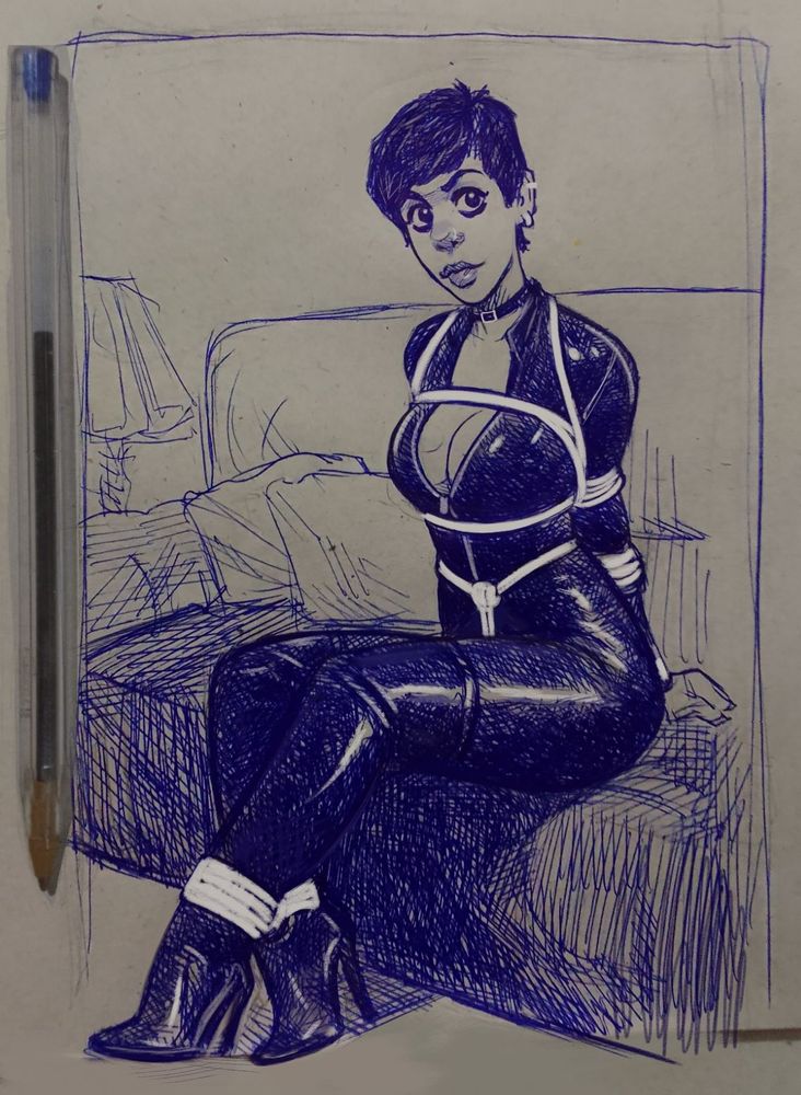 Desenho feito com caneta bic azul e retoques digitais de uma mulher morena de cabelo curto, vestindo um catsuit de látex, sentada em um sofá em shibari.