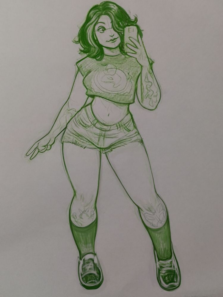 Sketch feito com lápis de cor verde de uma mulher morena tirando uma selfie, ela usa um cropped, shorts jeans, meias e tênis.