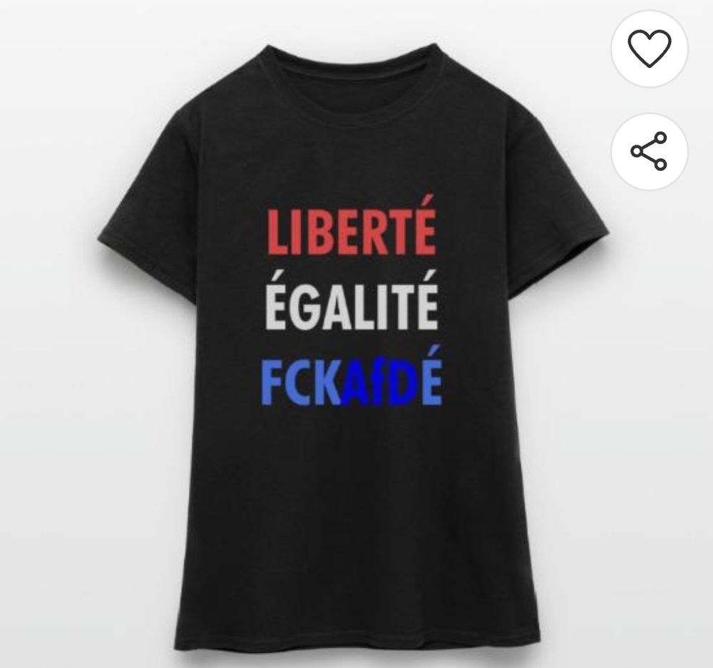 Ein schwarzes T-Shirt mit Aufdruck Liberté, Égalité, FCKAfDÉ