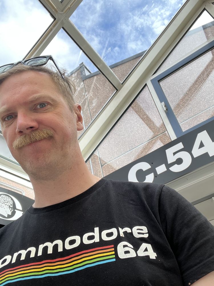 Martin Gjesdal med kul t-skjorte og et skuffet uttrykk i ansiktet.