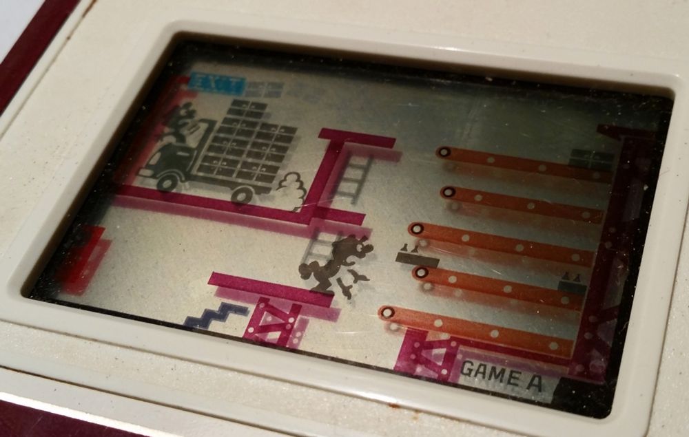 Mario Bros. Game & Watch. Viser den stressende hverdagen til arbeiderne på Nintendo-fabrikken. Men når de får kastet en siste pakke over på lastebilen, kjører den avsted slik at de kan ta en pause på noen sekunder mens samlebåndene står stille.