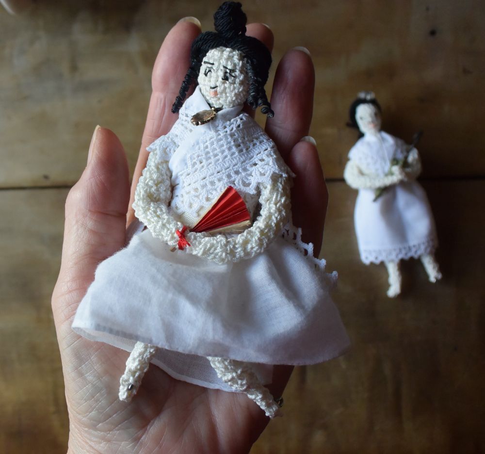 Für Berthe Morisots Korkenzieherlocken erfand ich ein Verfahren mit in Kleister getauchten und um ein Kabel gewickelten Baumwollfäden. Den kleinen Fächer aus Seidenpapier zu falten war eine echte Herausforderung für meine etwas steifen Finger. Das Kleidchen ist aus alten Taschentüchern handgenäht und das goldene Medaillon ist ein alter Ohrring.  