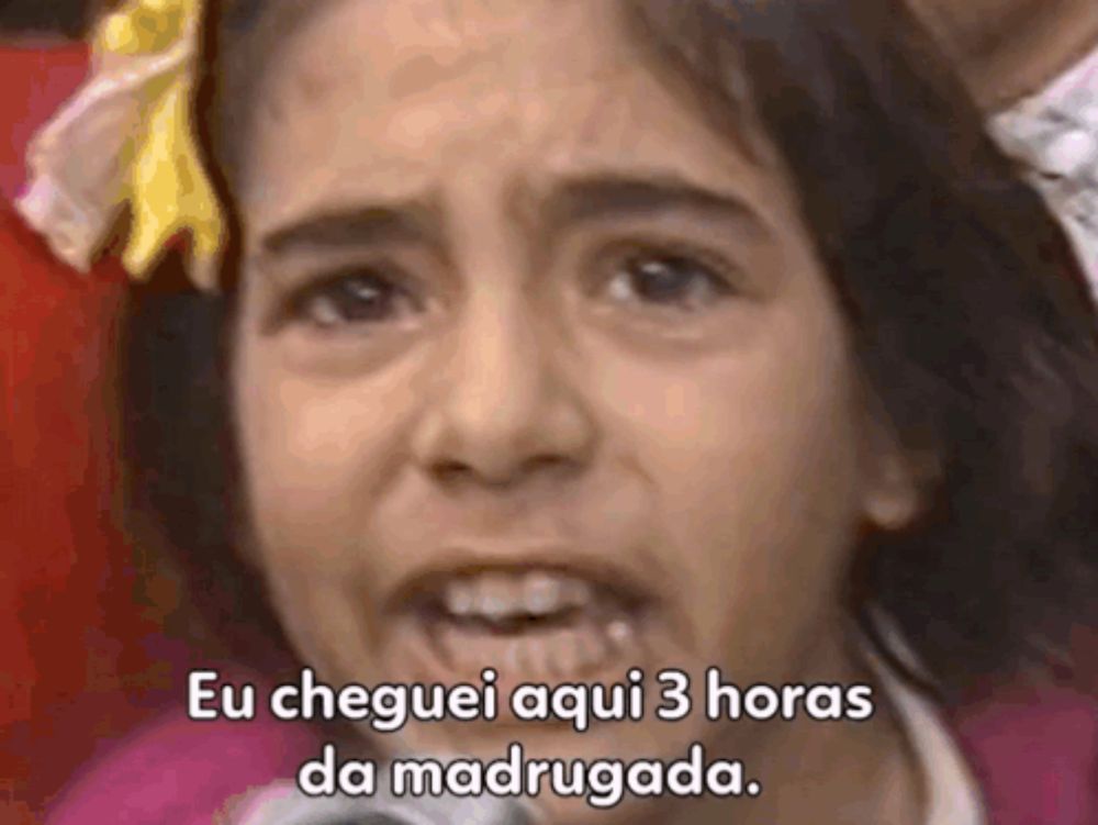 a little girl is crying and saying eu cheguei aqui 3 horas da madrugada