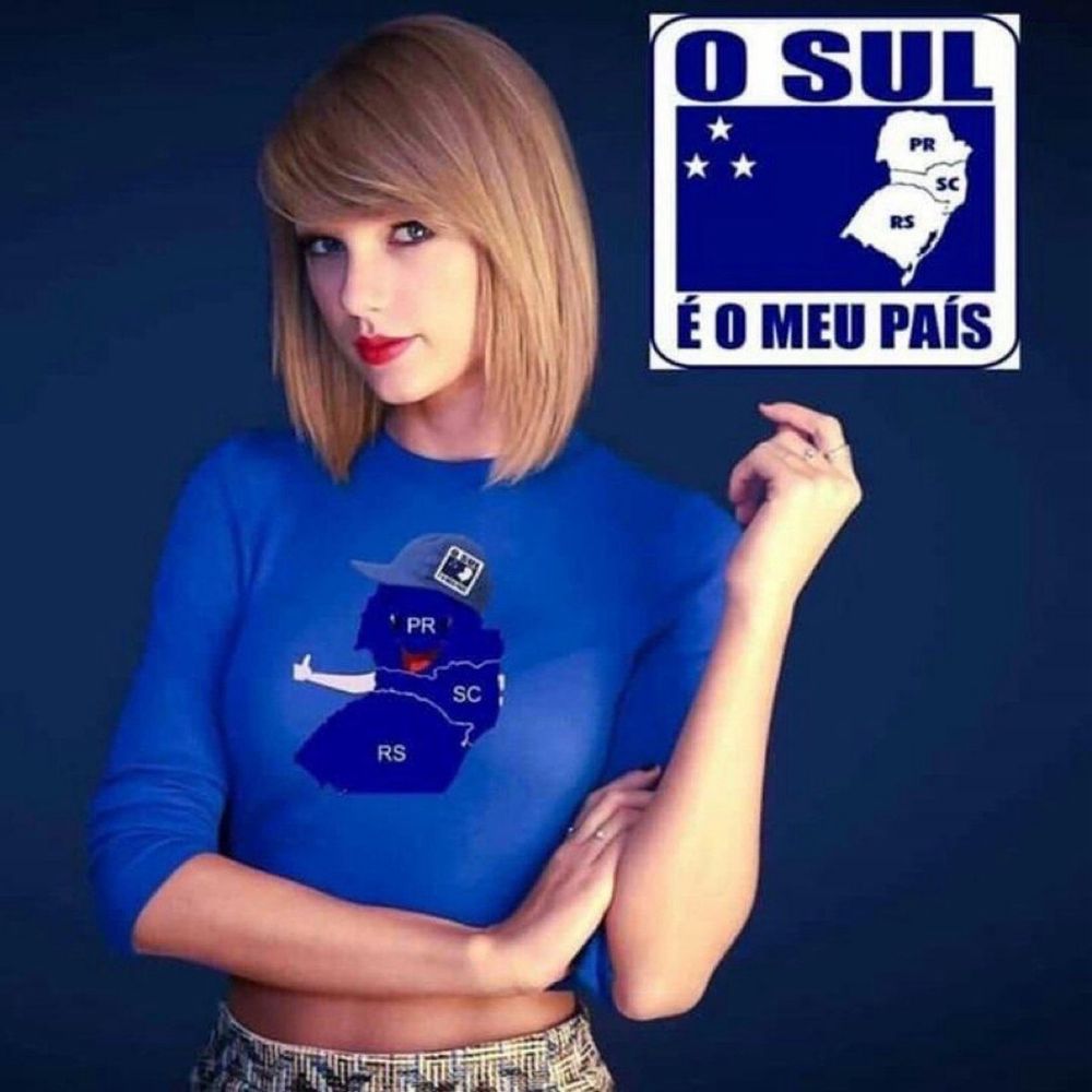 Taylor Swift, logo do movimento O Sul É O Meu País, ela usa uma camiseta azul com o Sulito na frente, o mascote do movimento