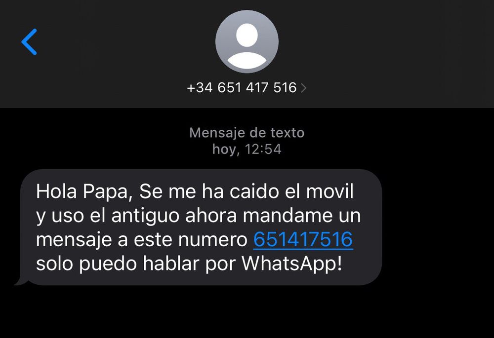 Detalle de SMS Fraudulento en donde parece el siguiente texto:
+34 651 417 516 Mensaje de texto hoy, 12:54 Hola Papa, Se me ha caido el movil y uso el antiguo ahora mandame un mensaje a este numero 651417516 solo puedo hablar por WhatsApp!