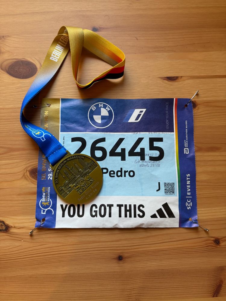 Photo of Pedro's Bib number (26445) and his medal.