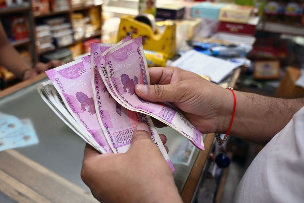 Rupee Falls to Record Low Amid Outflows From Stocks, Bonds