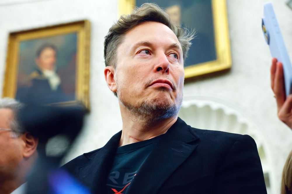 Tesla Inc. co-founder Elon Musk urged a Delaware judge to toss an investor lawsuit alleging he improperly sold more than $7.5 billion in shares after receiving inside information that the electric-car maker would miss its production and delivery targets in 2022.