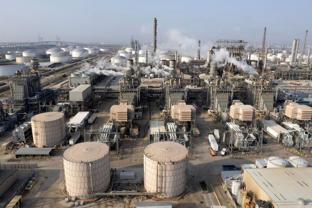 Oil Holds Gain as Traders Weigh Signals of Near-Term Tightness