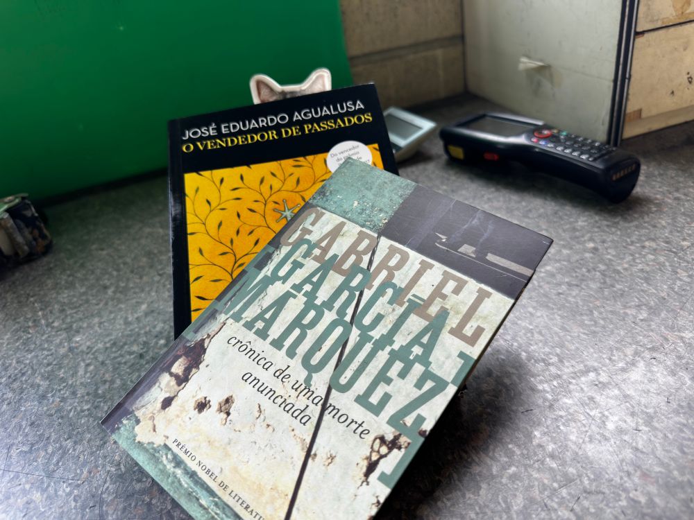 dois livros sobrepostos pra eu me amostrar na internet, postar livros dá um quê na curiosidade, a gente finge bem. 

um do gabriel garcia marquez, crônica de uma morte anunciada; outro do josé eduardo agualusa, o vendedor de passados. 