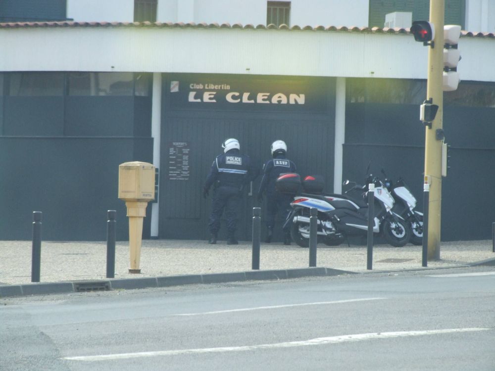 2 policiers se présentent devant le CLEAN, un club libertin.