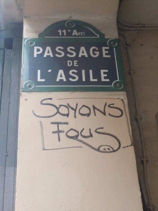 Graffiti passage de l'asile "Soyons fous"