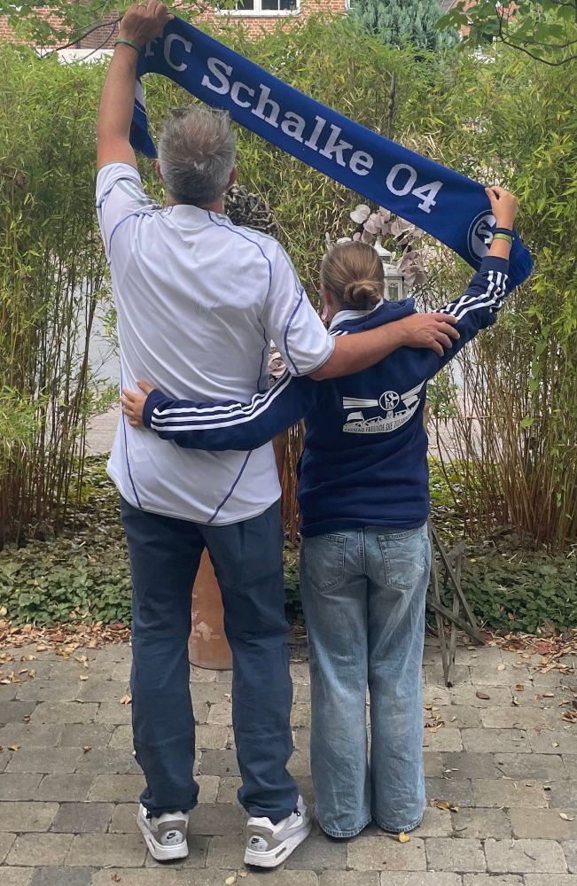Vater und Kind im Schalke Outfit von hinten 