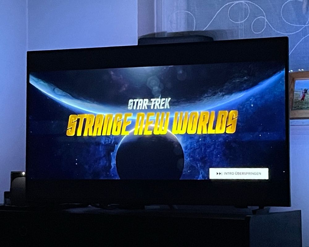 Fernseher mit Titel der Serie Strange new world 