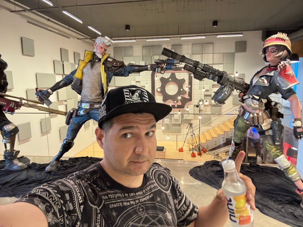 Cesar (me) taking a selfie in front of some cool Borderlands statues