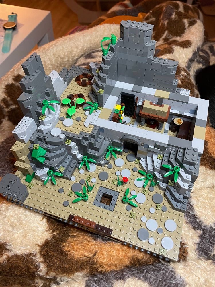 Klemmbausteinset Burg Blaustein in Mini-Blocks. Der Untere Teil mit Bodenplatte und Küche sowie sehr viel Grünzeug ist fertig.