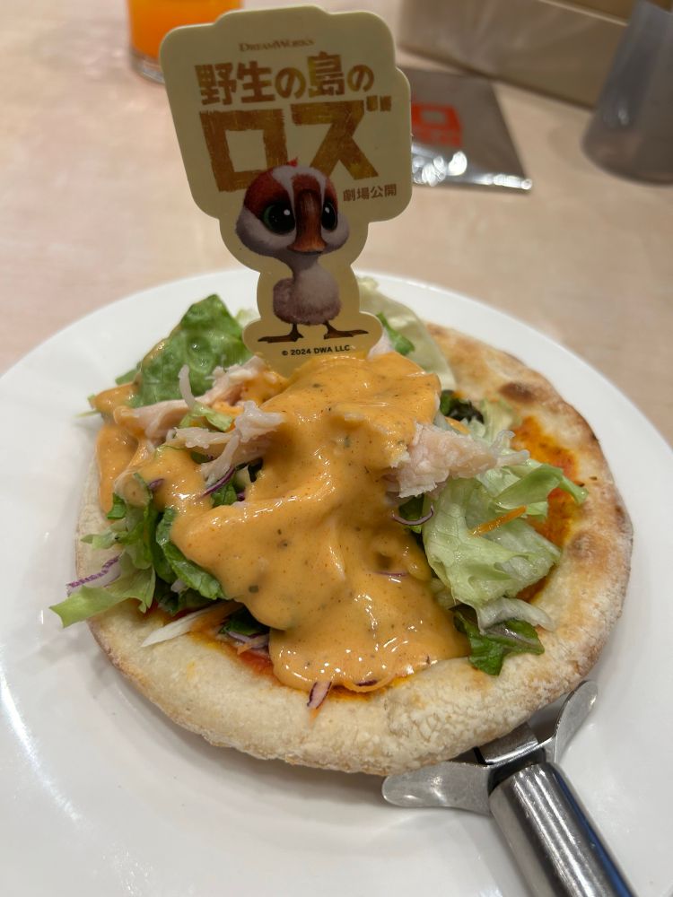 ファミリーレストランのガスト
野生の島のロズコラボメニュー　ピザ
