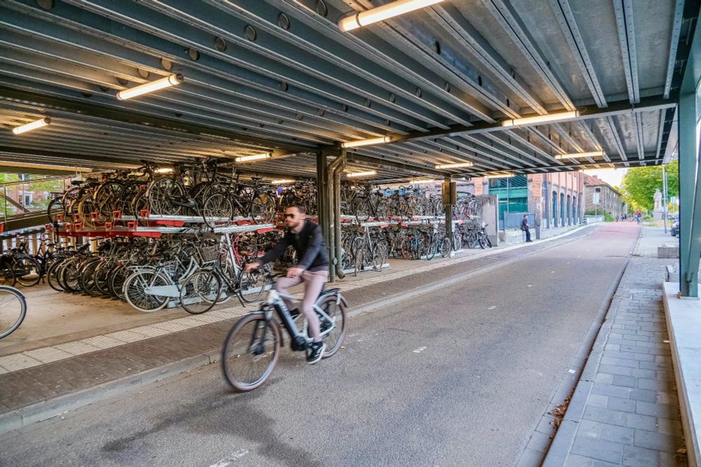 Photographs of a two-storey, temporary bike parking facility outside ʼs-Hertogenbosch railways station that contains about 800 spaces organised in two-tiered racks.