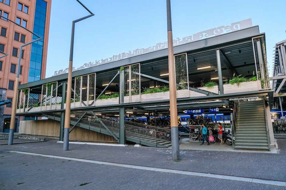 Photographs of a two-storey, temporary bike parking facility outside ʼs-Hertogenbosch railways station that contains about 800 spaces organised in two-tiered racks.