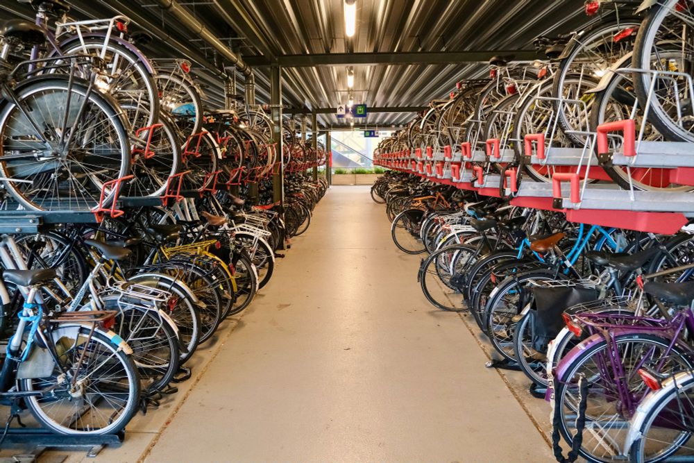 Photographs of a two-storey, temporary bike parking facility outside ʼs-Hertogenbosch railways station that contains about 800 spaces organised in two-tiered racks.