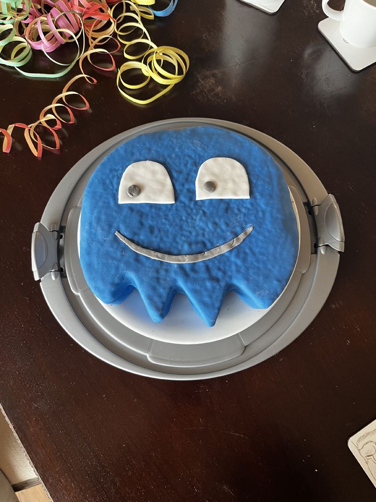 Kuchen in Form des blauen Geistes aus Pac-Man (Inky).