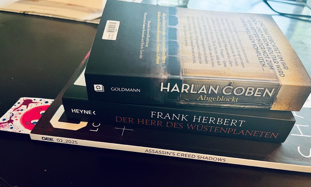 Zeitschrift und zwei Bücher: das GEE-Magazin und die Bücher „Abgeblockt“ von Harlan Coben und „Der Herr des Wüstenplaneten“ von Frank Herbert. 