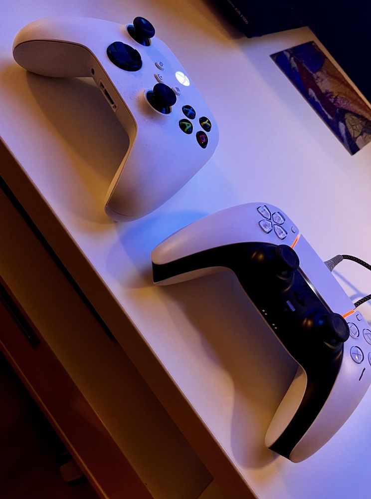 Weißer XBox-Controller links, weißer PlayStation-Controller rechts. 