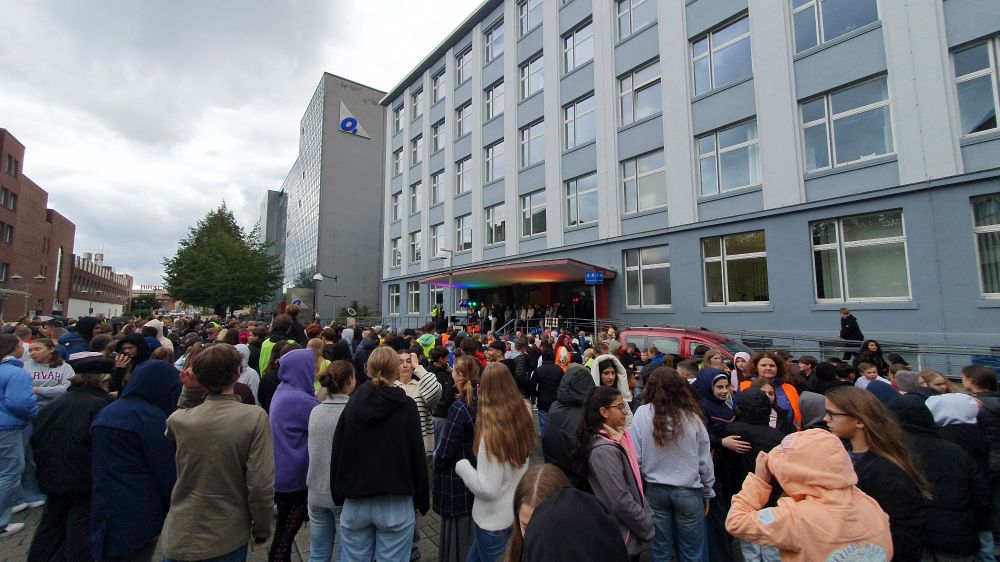 Große Schüleransammlung vor dem Technischen Rathaus in Oberhausen-Sterkrade.