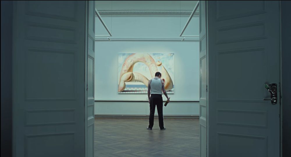 ein Mann steht im Museum vor einem Kunstwerk das irgendwas sexuelles darstellen könnte. Resigniert schaut er auf die Bierflasche in seiner Hand