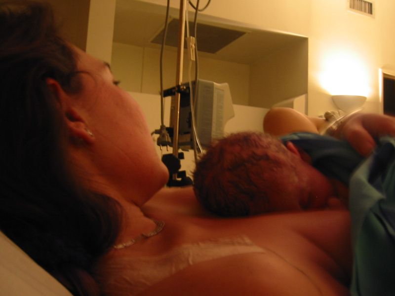 ma fille sur sa maman juste après sa naissance...