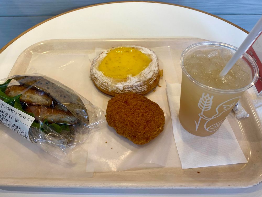 拝島駅　リトルマーメイド
白身魚サンド、レモンデニッシュ、コロッケ、白桃レモネード