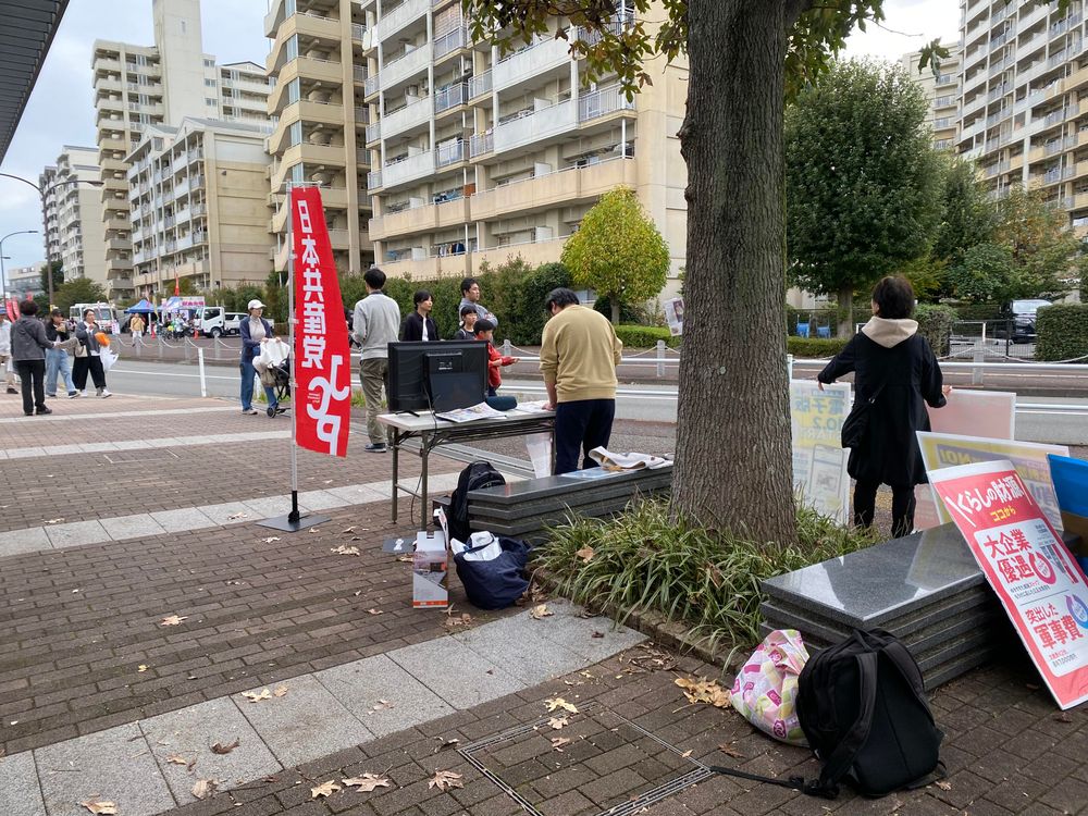 宣伝している写真。長机を出してモニターに動画を映している。