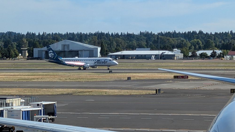 Horizon Airlines Embraer E175 N669QX touches down at PDX airport.