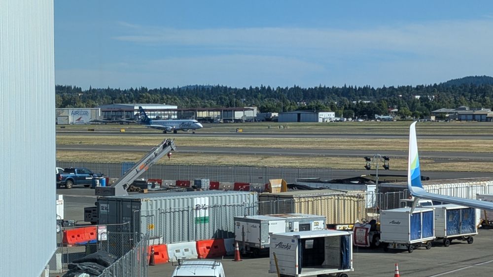 Horizon Airlines Embraer E175 N668QX touches down at PDX airport.
