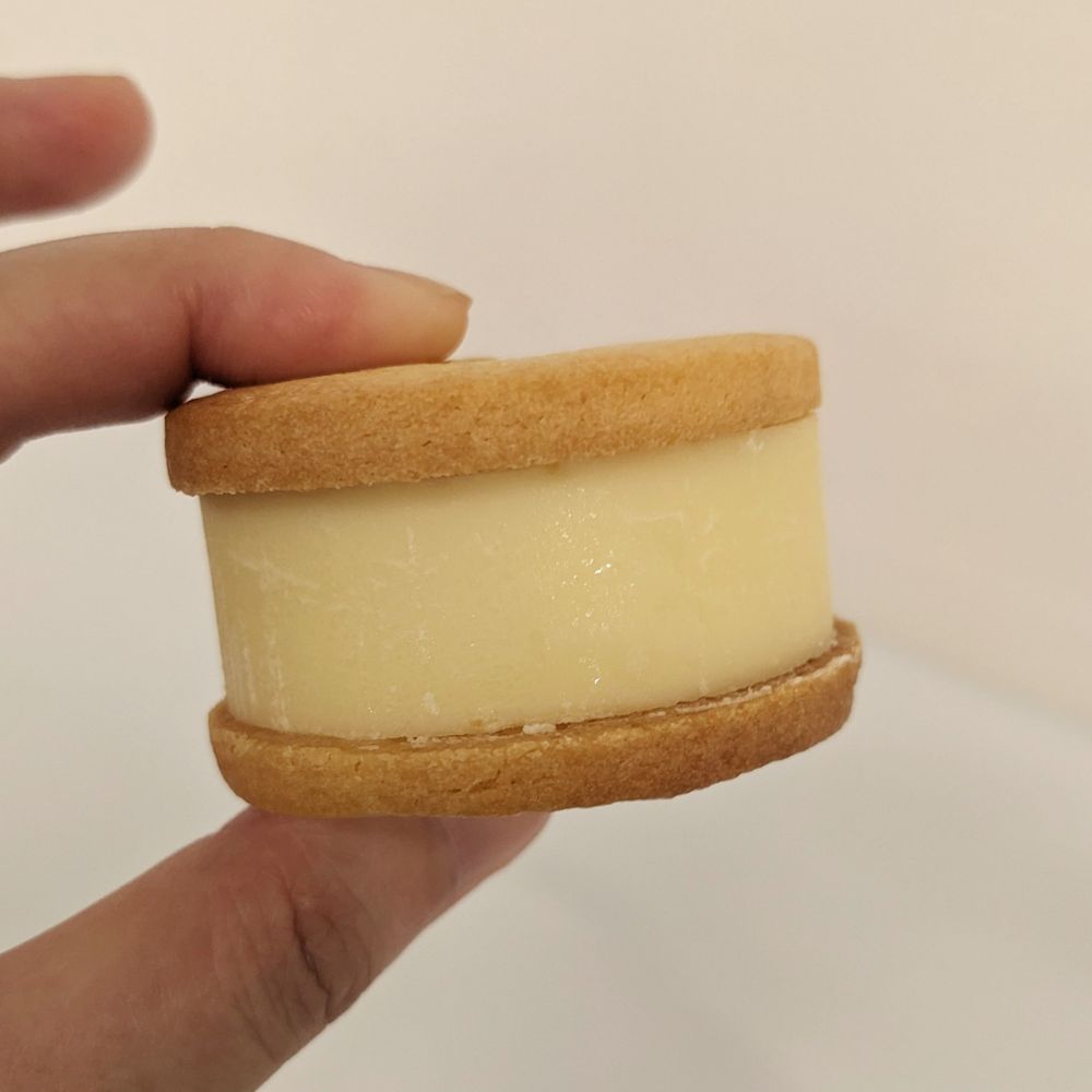 サクサクのタルト生地で硬めのバタークリームをはさんでいます。