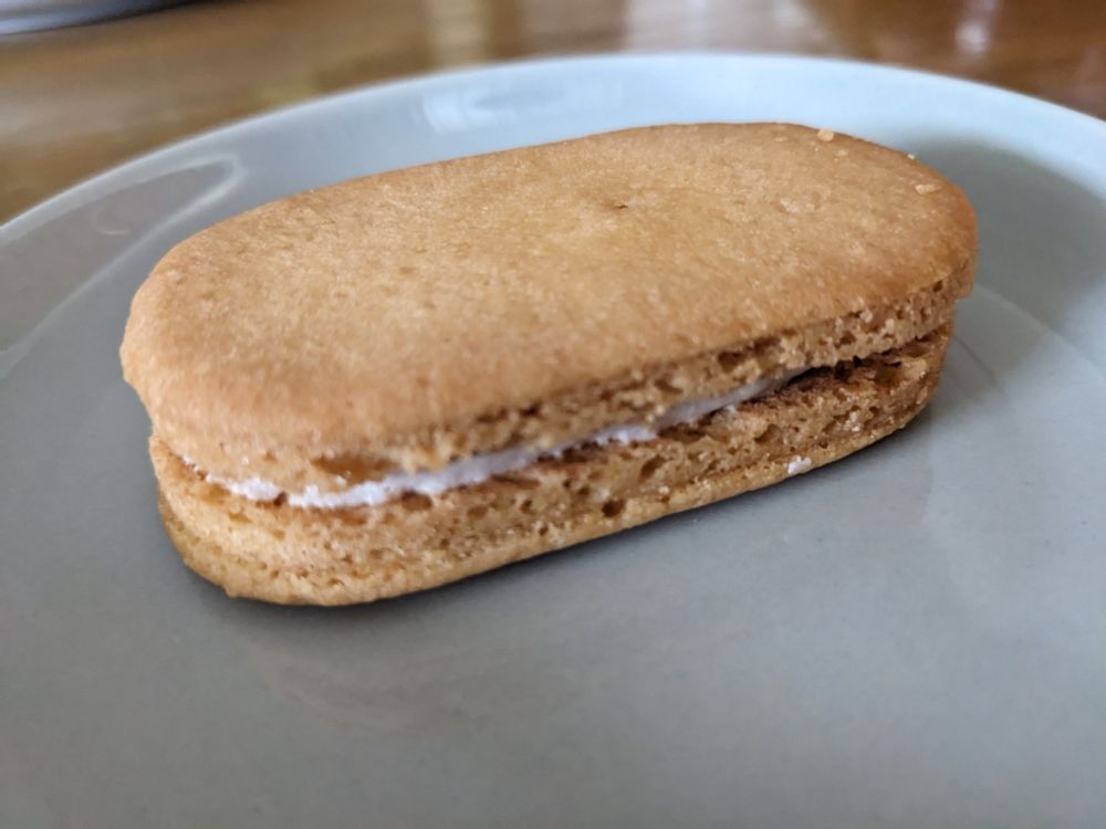 あんバタサン
あんことバターのクリームをクッキーでサンドしています