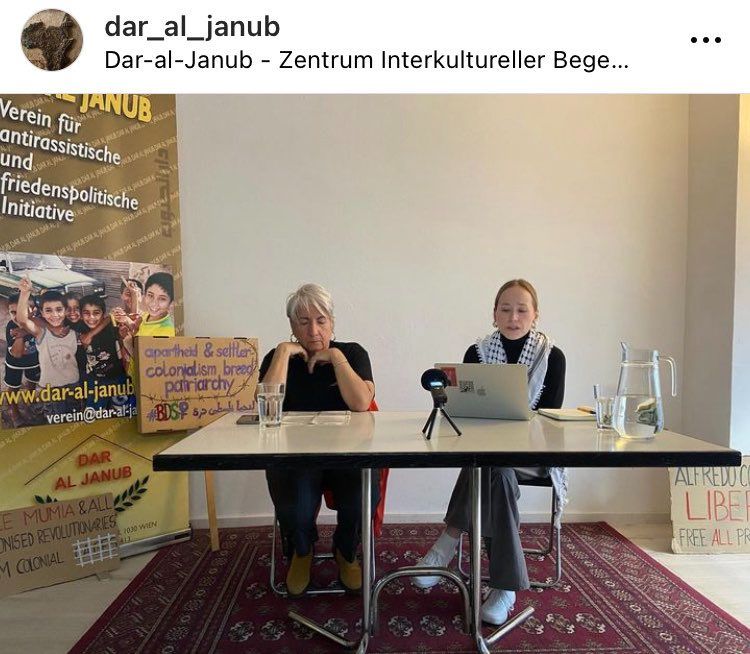 Screenshot eines Instagram-Postings des Vereins "Dar al Janub", man sieht Nicole Schöndorfer und eine andere Person an einem Tisch sitzen, vor ihnen ein Mikrofon und Laptop.