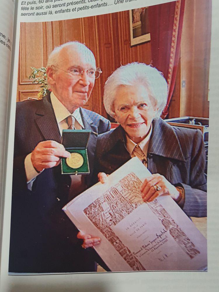 Je me souviens de mon voyage à Auschwitz en 2001. Je me souviens des valises, des cheveux, des fours, des témoignages. Je me souviens aussi de cette polonaise qui bronzait sur sa chaise longue en dessous du panneau "Arbeit macht frei", d'autres venus interrompre notre cérémonie sur la place du ghetto avec des saluts nazis.
Je me souviens des croix gammées dans mon agenda au collège, des menaces sur notre répondeur, des pierres jetées sur un des miens au cri de "intifada",de ma prof d'histoire petainiste,de Henri Bulawsko venu témoigner dans ma classe de terminale. Un mensch.
Je me souviens de l'attentat de Mohamed Merah 2012 à Toulouse. J'étais allée marcher. On était peu nombreux.
Jcee me souviens de Charlie Hebdo, l'hyper cacher, on était plus nombreux, et nous les juifs on savait que s'il n'y avait eu que l'hyper cacher, personne ne serait venu marcher à nos côtés.
Et aujourd'hui l'antisémitisme qui explose et dont tout le monde se fout. Cette gauche qui surfe dessus et l'alimente. Cette tristesse, cette solitude cette colère, qui m'étouffent et me poussent à agir à mon échelle modeste. Pour respirer à nouveau. Pour mes filles surtout.
