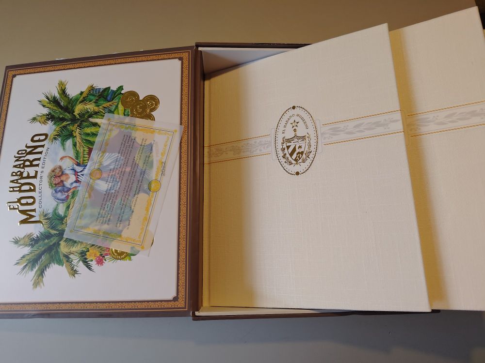 Twee boekdelen El Habano Moderno over de Cubaanse sigaren in productie sinds 2005, verpakt in een grote Cubaanse sigarendoos.